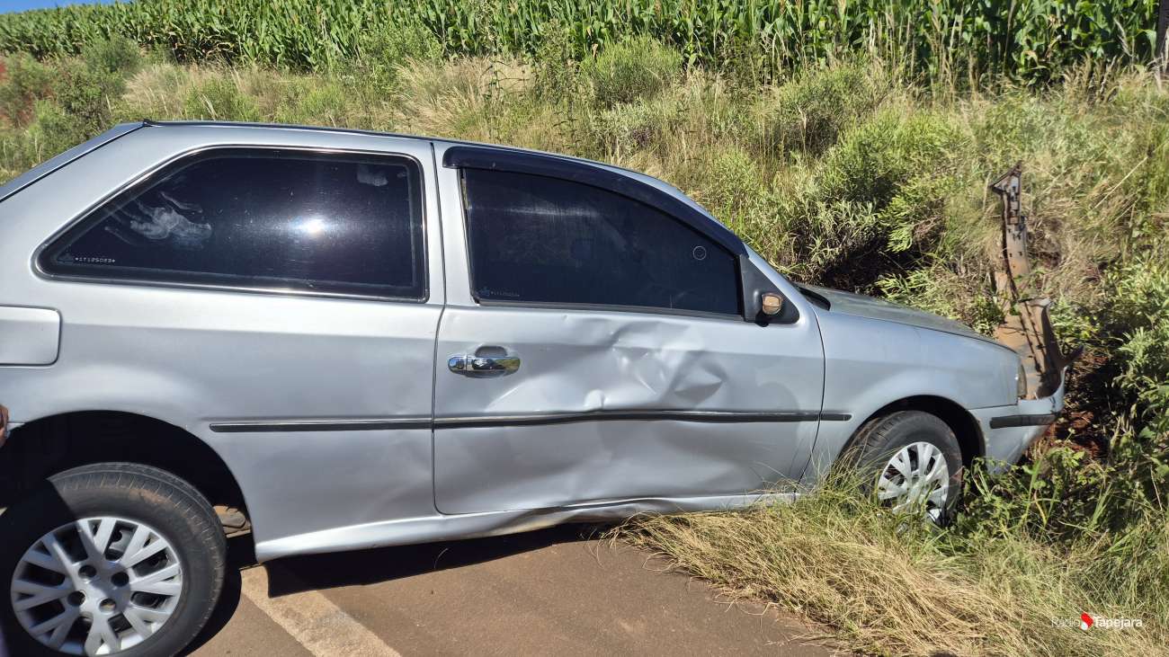 Veículo sai da pista e colide contra o barranco na ERS-467, em Ibiaçá