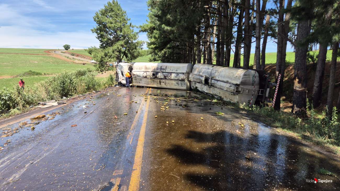 Bitrem carregado com óleo vegetal colide contra outros dois veículos de carga, tomba e bloqueia ERS-463, em Coxilha