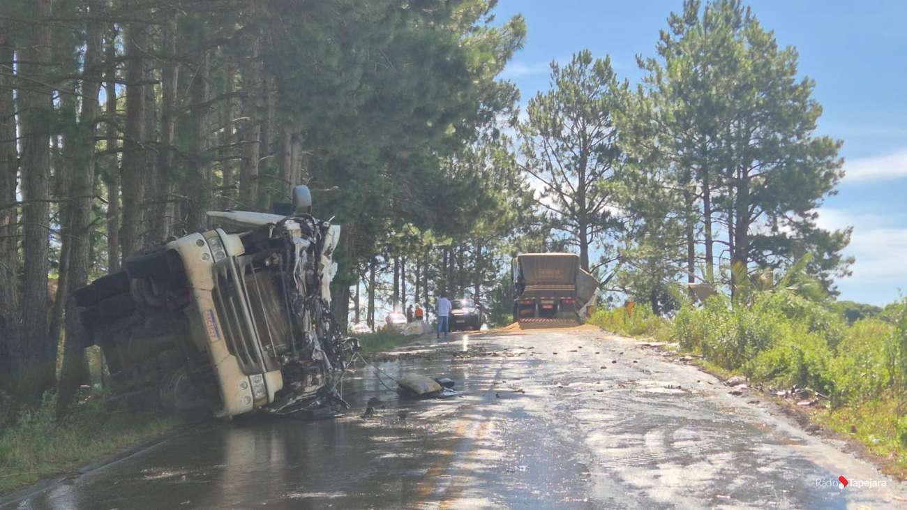 Trânsito na ERS-463 será liberado somente após remoção de veículos e limpeza da pista