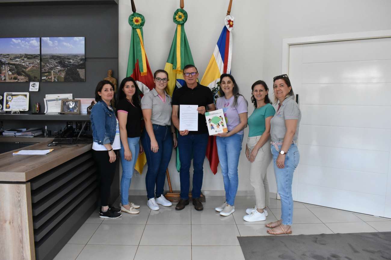 PIM entrega ofício ao Executivo de Vila Lângaro sobre o Plano Estadual pela Primeira Infância