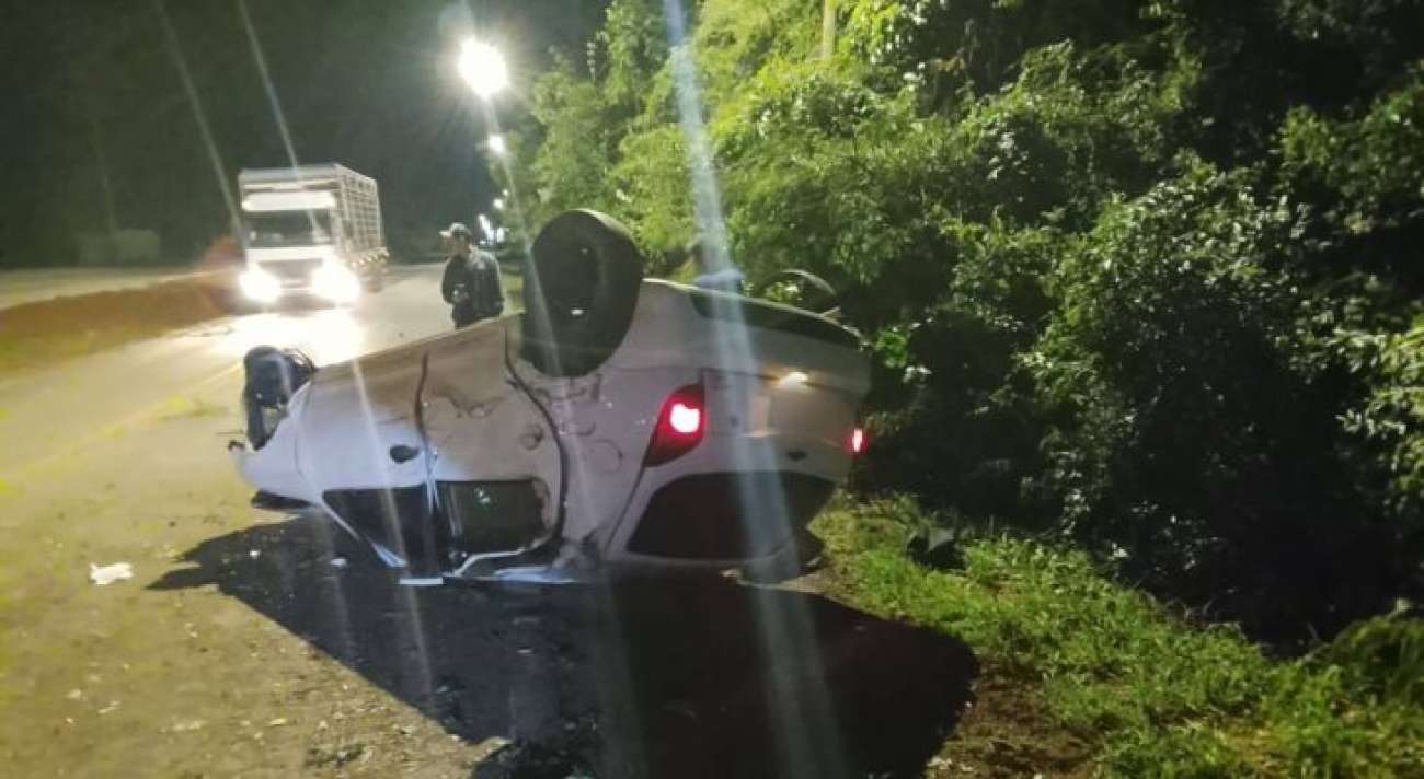 Capotamento registrado na ERS-324 deixa duas pessoas feridas em Marau
