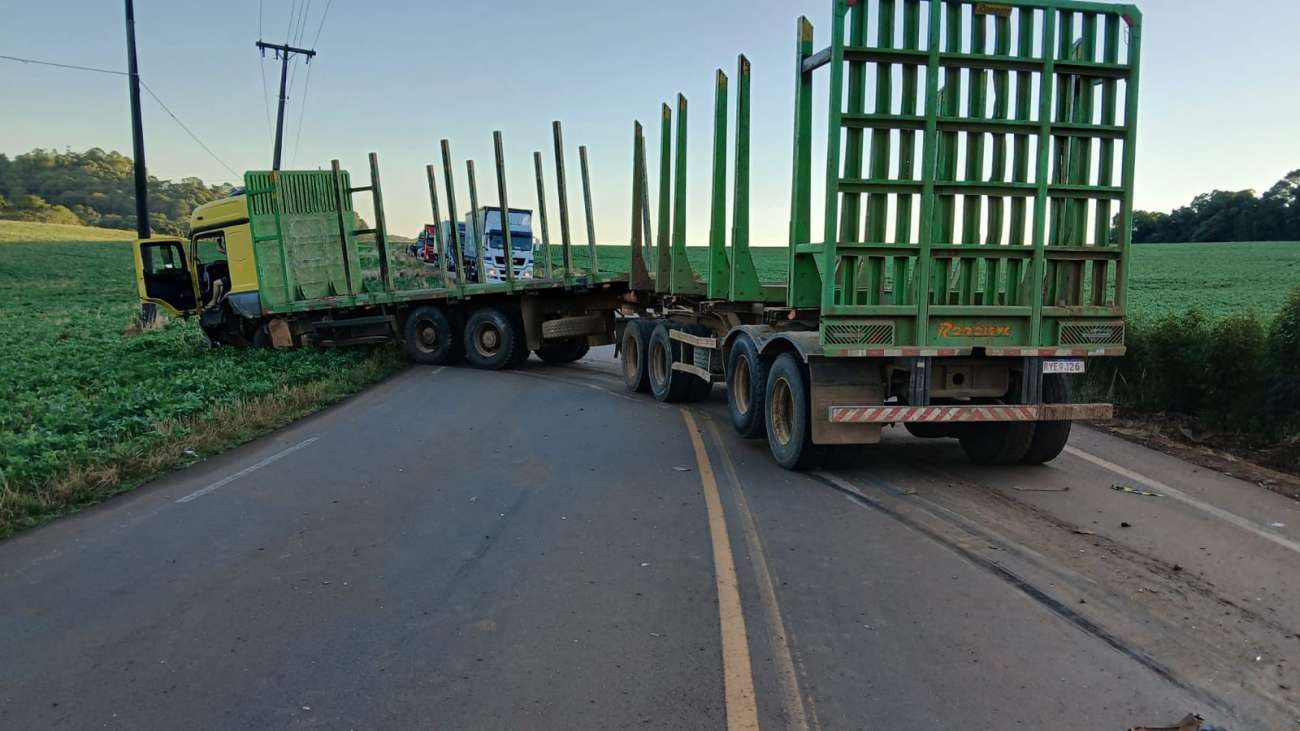 Carreta é removida, e trânsito está normalizado na ERS-467, em Vila Campos