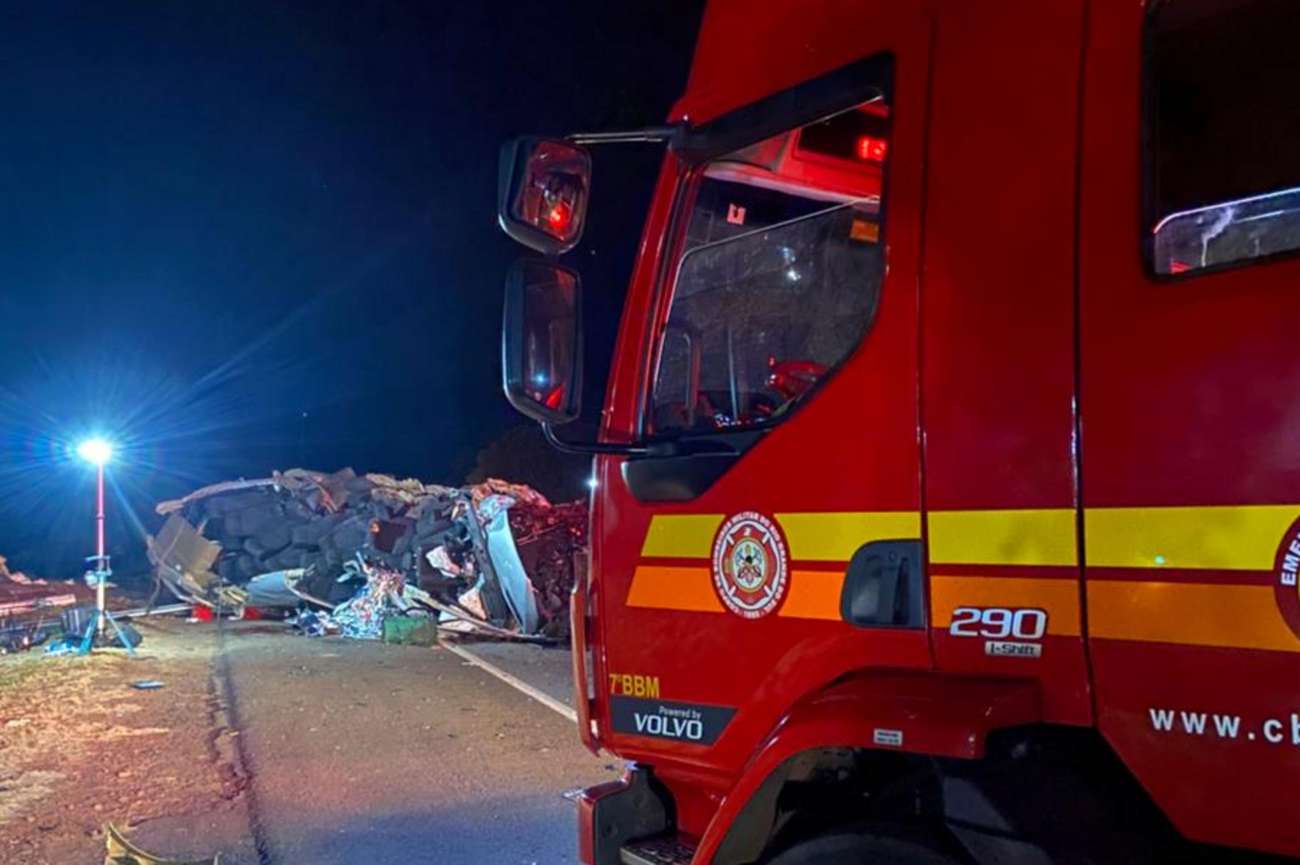 Colisão entre caminhão e coletivo de passageiros deixa cinco mortos, em Carazinho