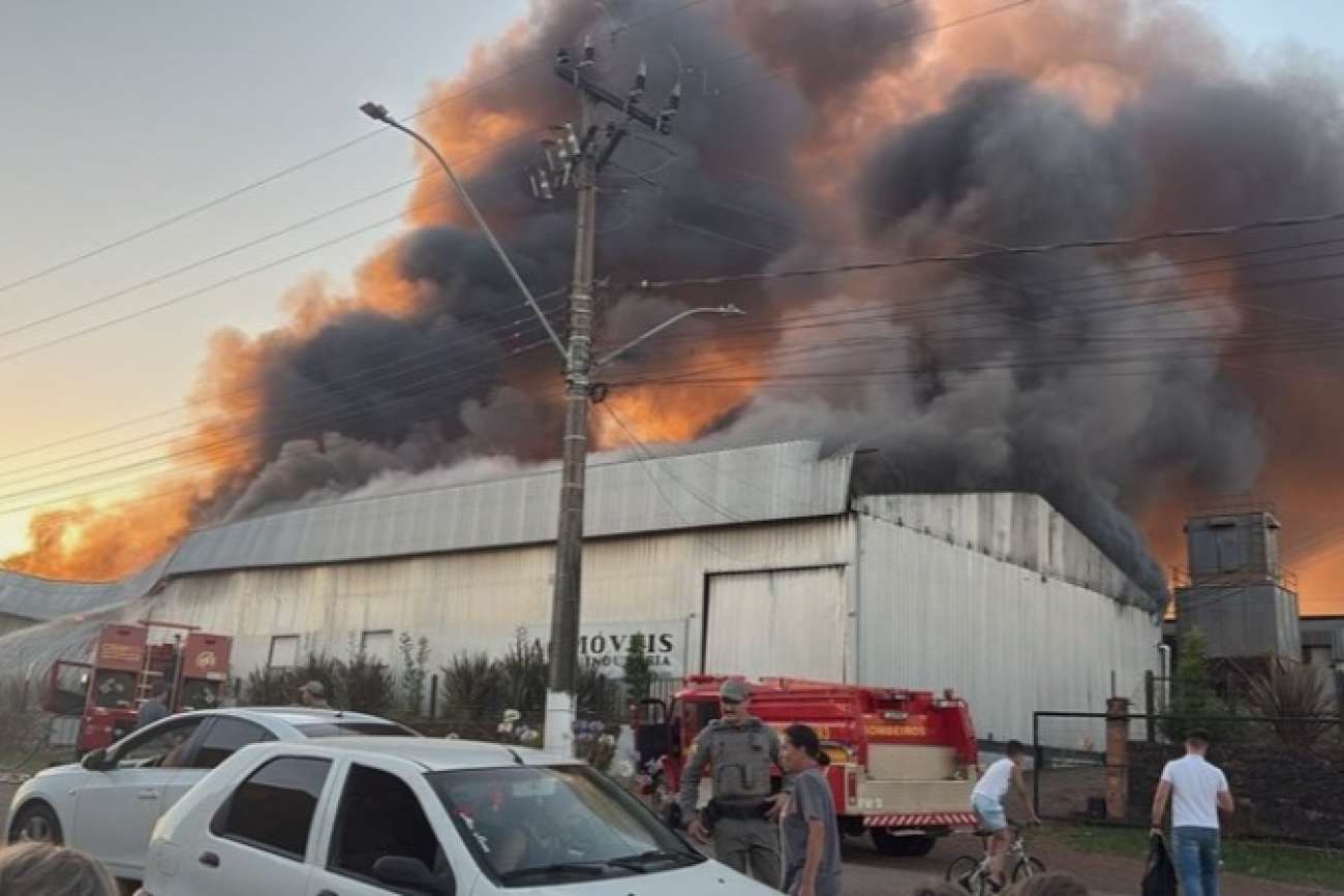 Incêndio consome fábrica de móveis na Área Industrial de Lagoa Vermelha