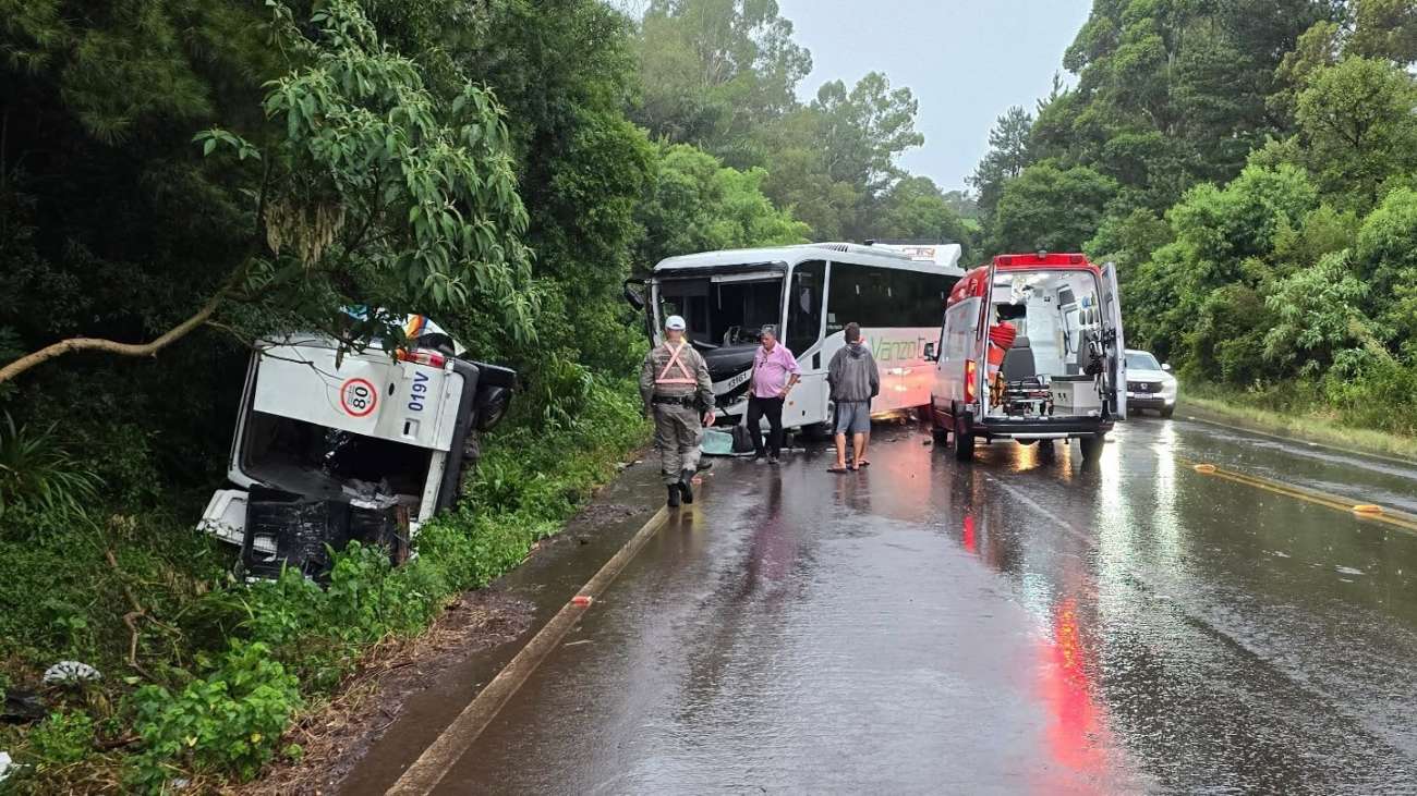 Colisão frontal entre ônibus de turismo e van é registrado entre Passo Fundo e Marau