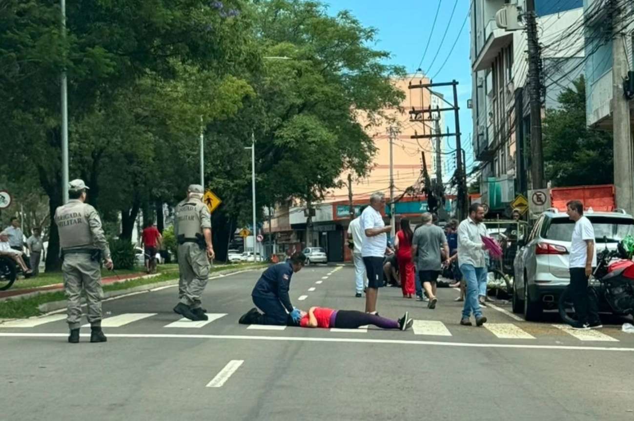 Mãe e filha são atropeladas por motocicleta sobre faixa de segurança, em Passo Fundo