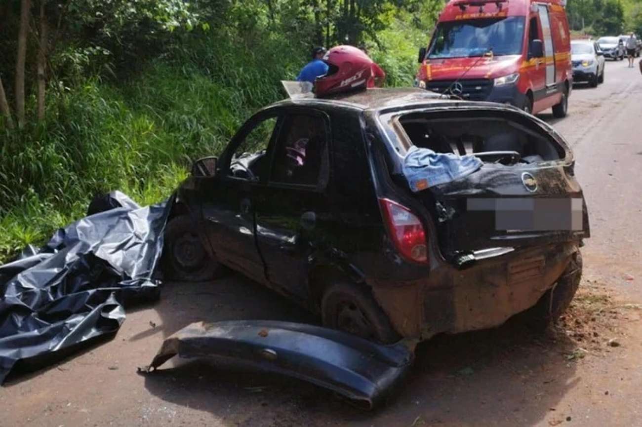 Uma pessoa morre e quatro ficam feridas em sinistro de trânsito em Ametista do Sul