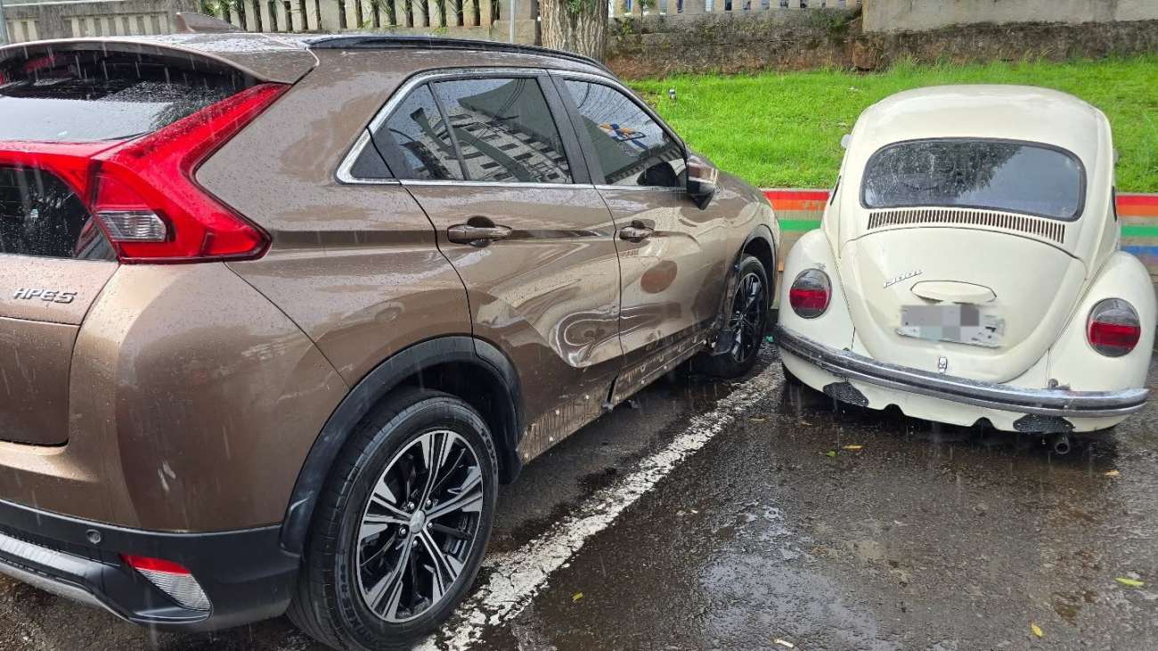 Condutora perde o controle de Fusca e colide com veículo no estacionamento da Gare Estação Gastronômica em Passo Fundo