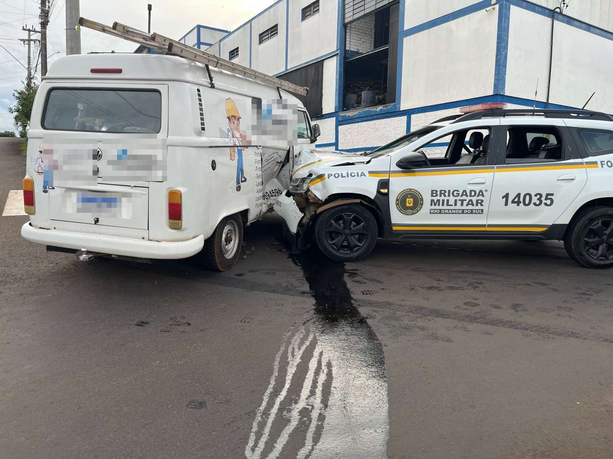 Acidente envolvendo viatura da BM é registrado no centro de Getúlio Vargas