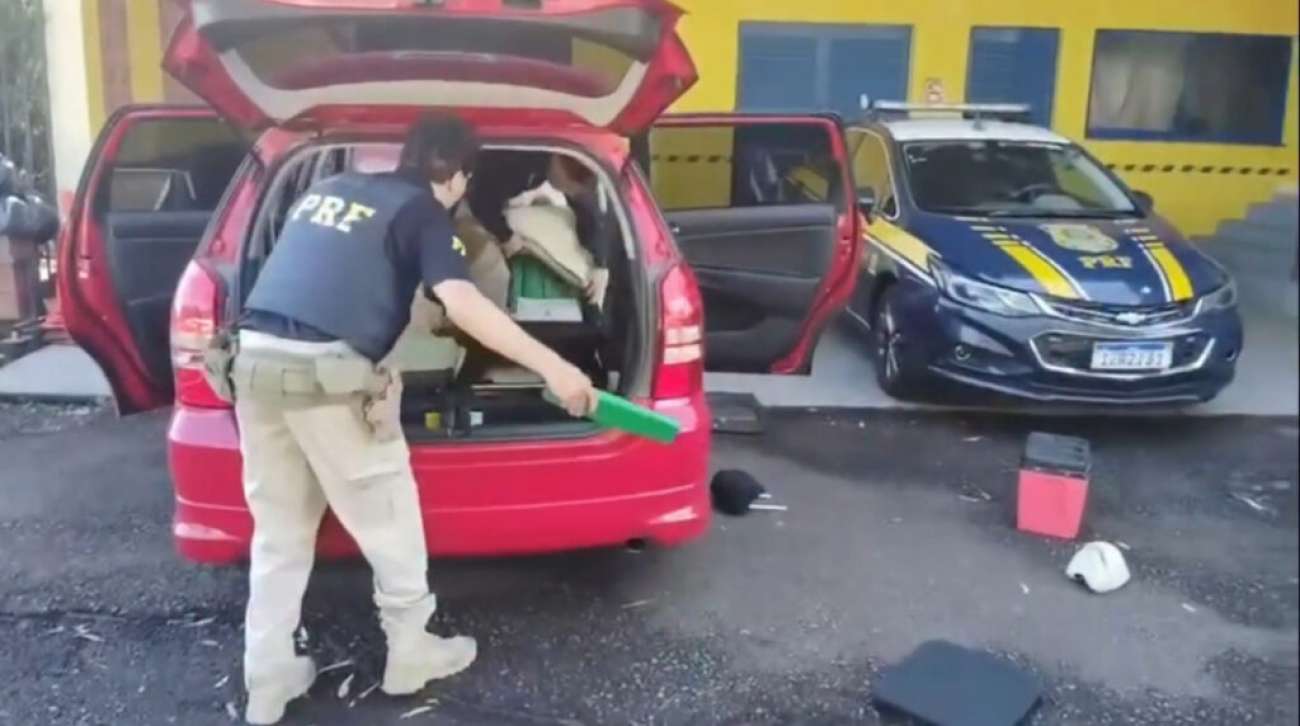 PRF apreende 90 quilos de maconha em veículo abordado em Erechim