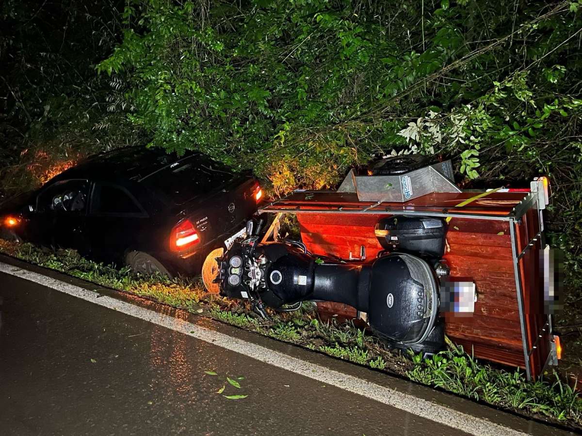 Condutor perde o controle, e carro sai da pista na ERS-135, em Sertão