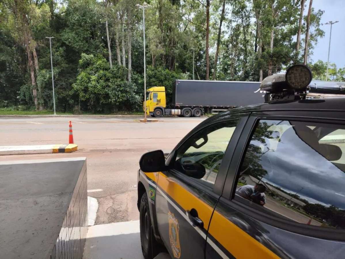 Caminhoneiro é preso na BR-153 após dirigir quase 15 horas seguidas sob efeito de medicamentos para inibir o sono