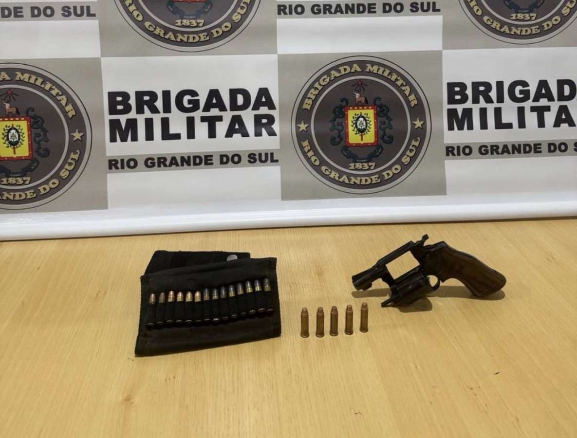 Brigada Militar apreende arma de fogo durante cumprimento de mandado judicial, em Getúlio Vargas