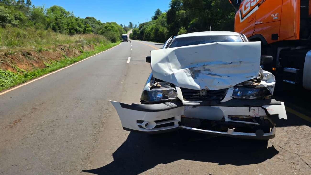 Colisão entre bitrem e carro com placas de Tapejara deixa mulher ferida na ERS-135