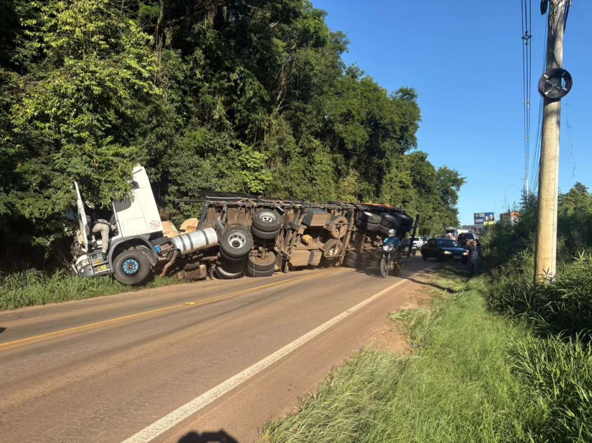 Carreta carregada com bobinas de papel tomba e bloqueia a ERS-324 em Marau