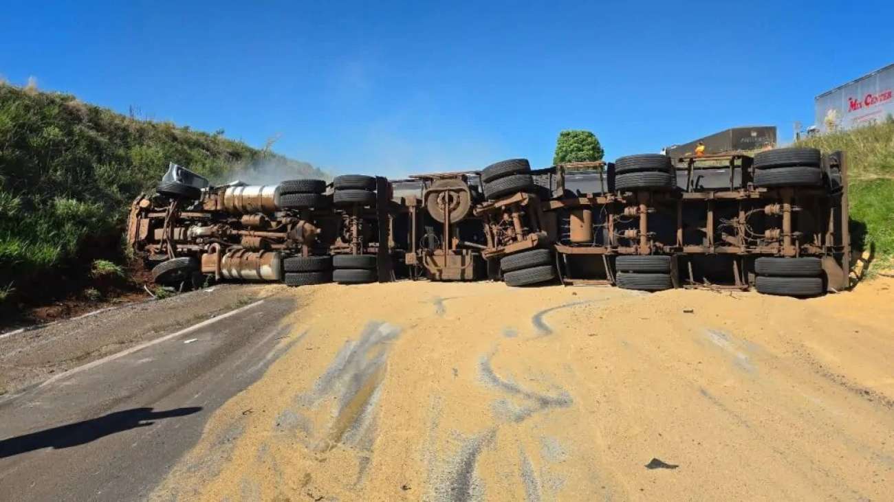 Carreta é removida, e trânsito entre Passo Fundo e Carazinho é liberado na BR-285