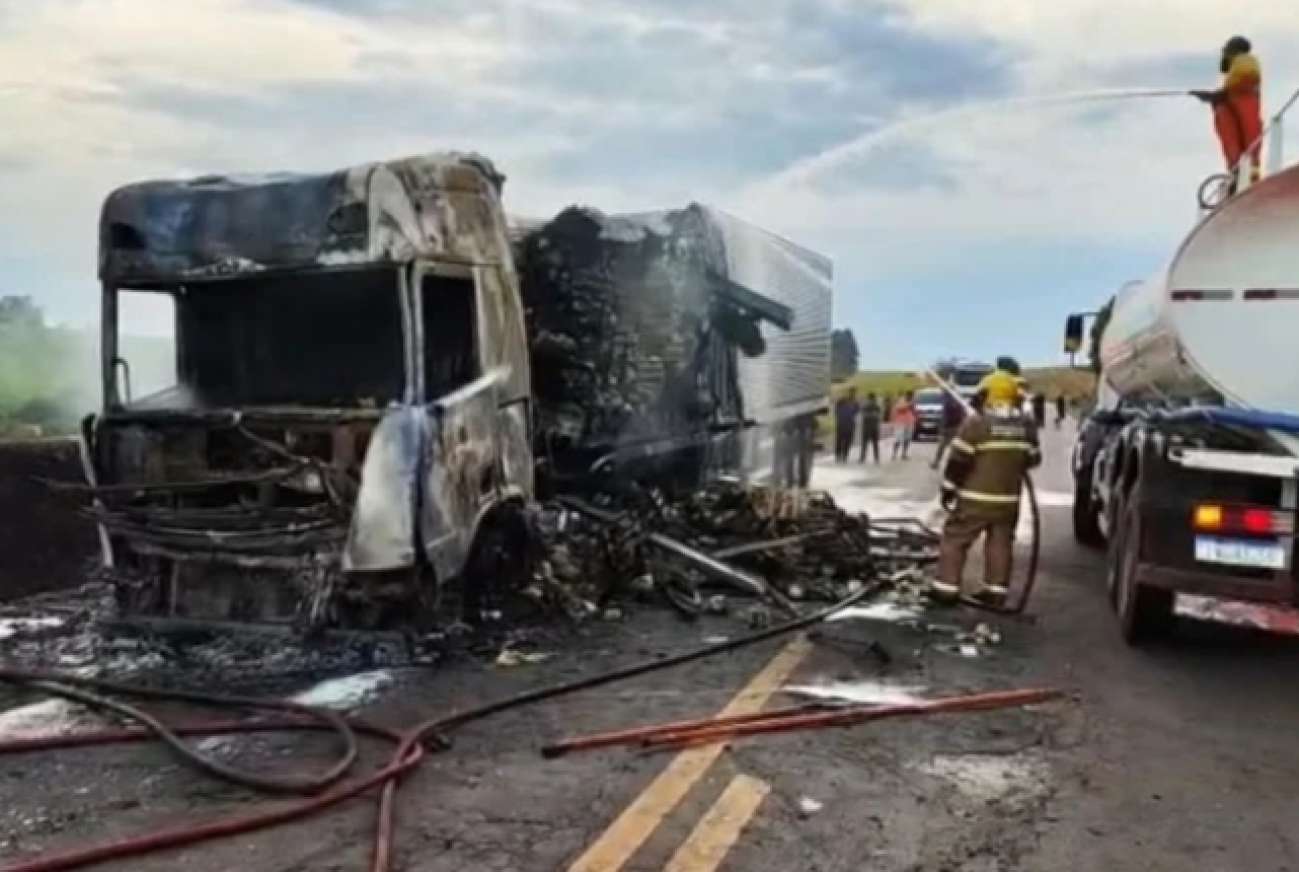 Caminhão pega fogo e bloqueia trânsito na BR-285, em Passo Fundo