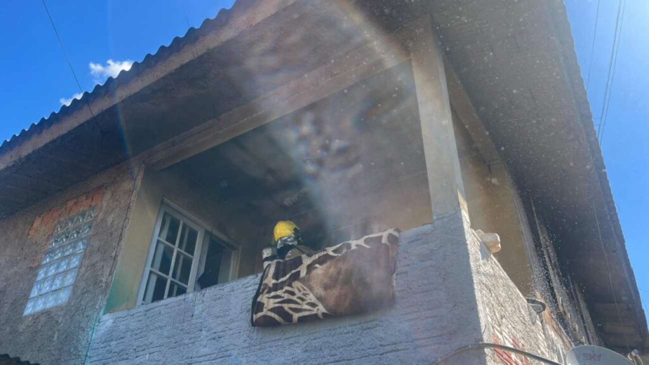 Carregador de celular provoca princípio de incêndio e deixa criança ferida, em Passo Fundo