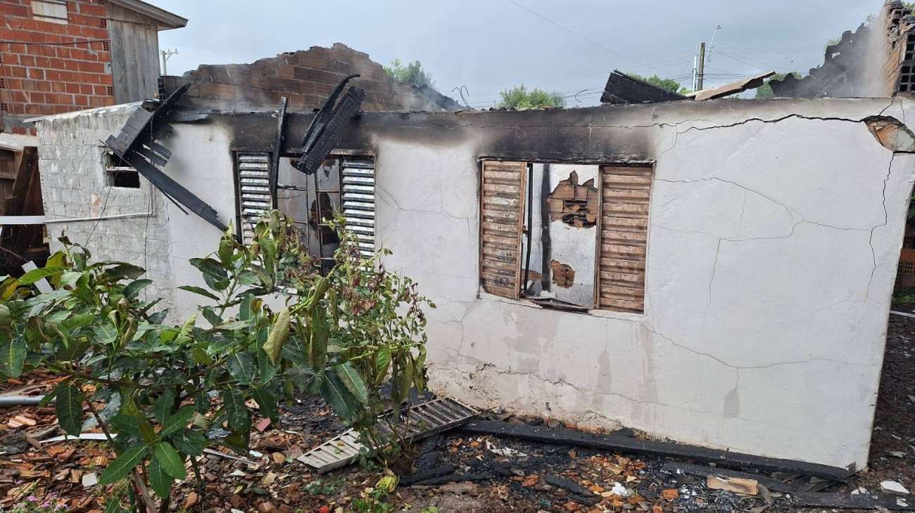 Homem fica gravemente ferido em incêndio em residência no município de Erebango.