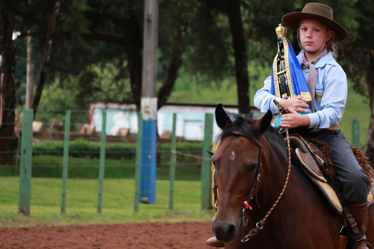 Abertura oficial do Rodeio Cidade de Tapejara emociona público no Parque Ângelo Eugênio Dametto