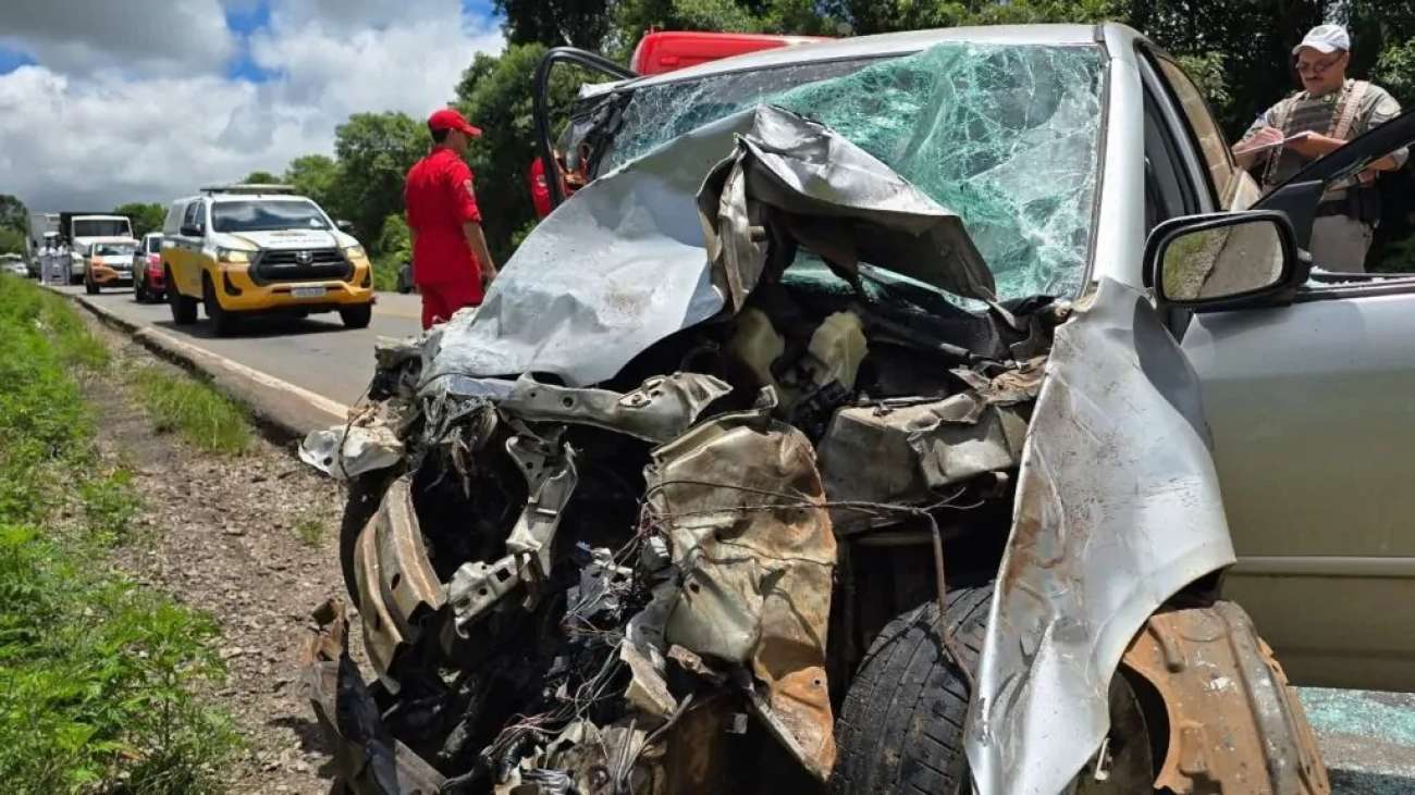 Colisão entre carro e caminhonete deixa duas pessoas feridas, em Passo Fundo