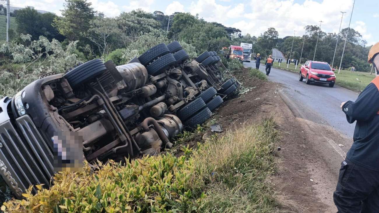 Carreta tomba próximo ao trevo da UFFS na RS 135 em Erechim
