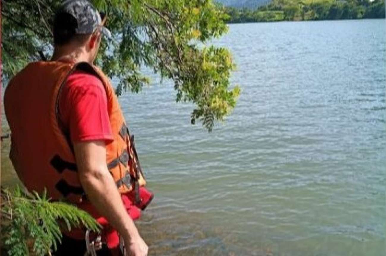 Amarok que caiu no Rio Uruguai durante acidente de trânsito é encontrada submersa pelo Corpo de Bombeiros