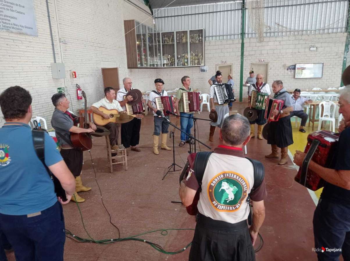 Rádio Tapejara leva o programa “Gravetos do Passado” à comunidade de São Caetano, em Água Santa