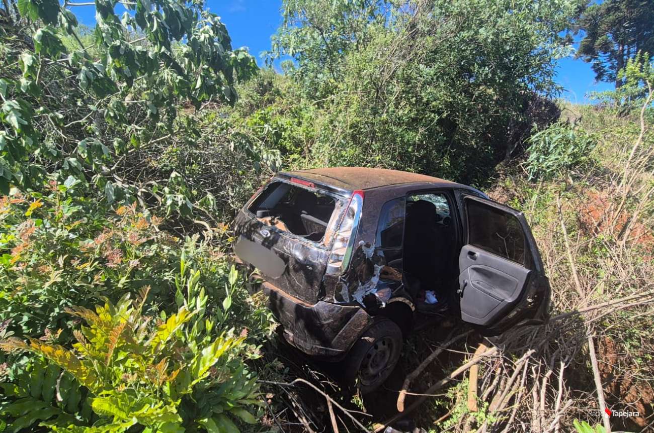 Condutora perde o controle, e carro cai em barranco na ERS-467, em Ibiaçá