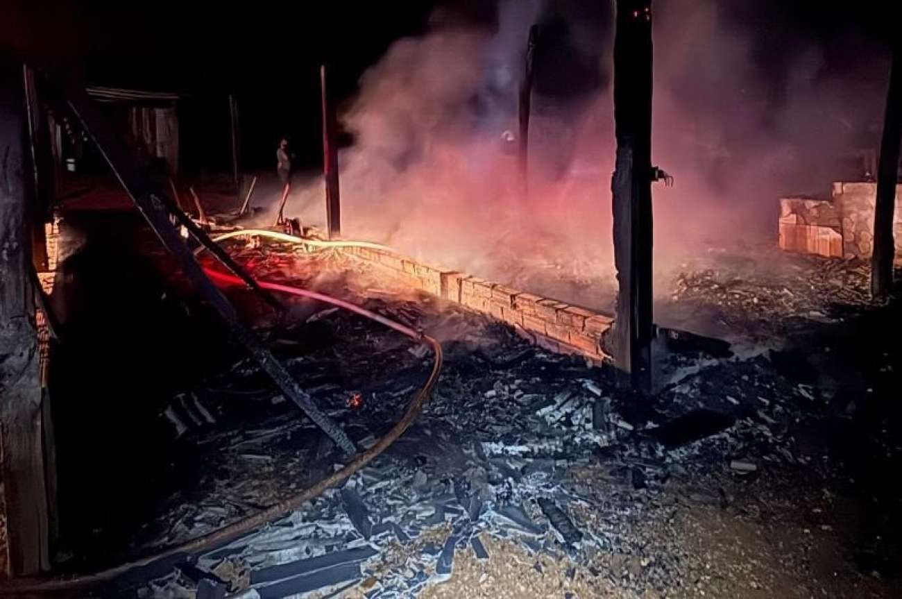 Galpão é destruído por incêndio no interior de Sananduva