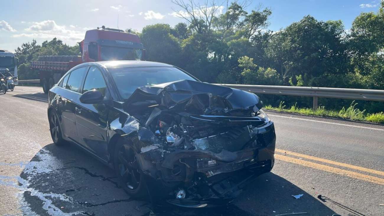 Sequência de engavetamentos deixa um ferido e envolve ao menos 13 veículos em Passo Fundo