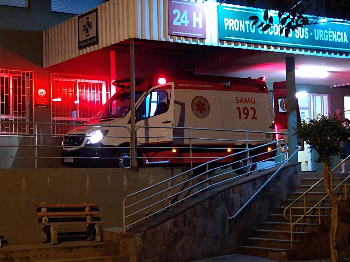 Ciclista colide bicicleta contra carro e sofre fratura exposta, em Getúlio Vargas