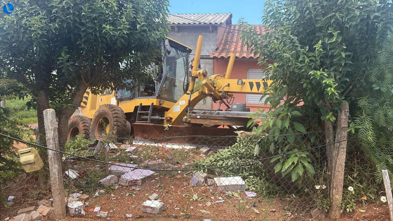Motoniveladora desgovernada atinge duas casas em bairro de Lagoa Vermelha
