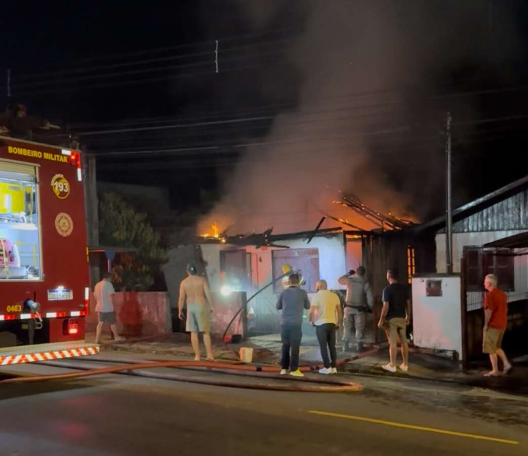 Casa é consumida por incêndio, em Passo Fundo