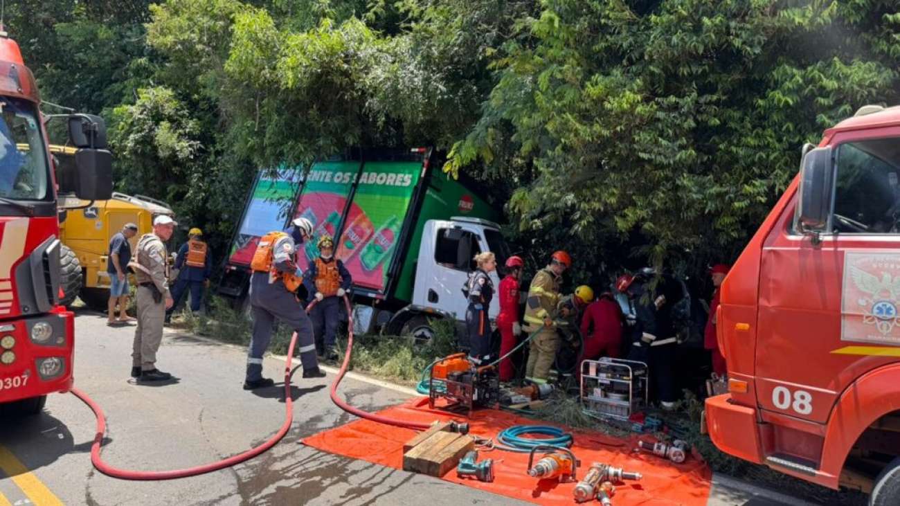 Colisão entre carro e caminhão deixa uma pessoa morta na ERS-324, em Passo Fundo