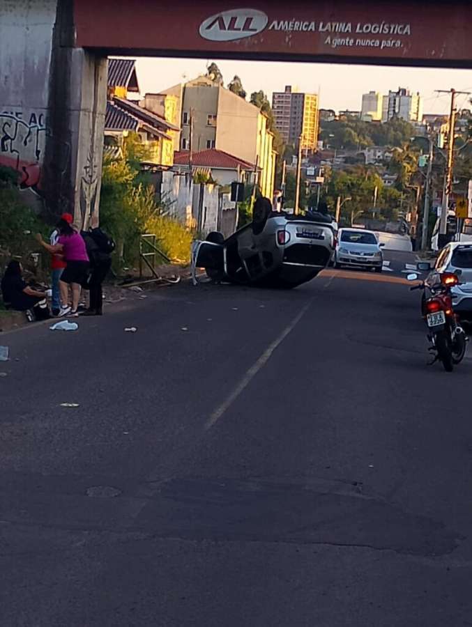 Condutora fica ferida após perder o controle do carro e capotar em Passo Fundo