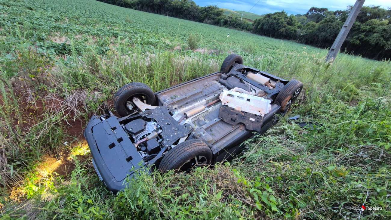 Condutora fica ferida em capotamento na ERS-467, em Ibiaçá