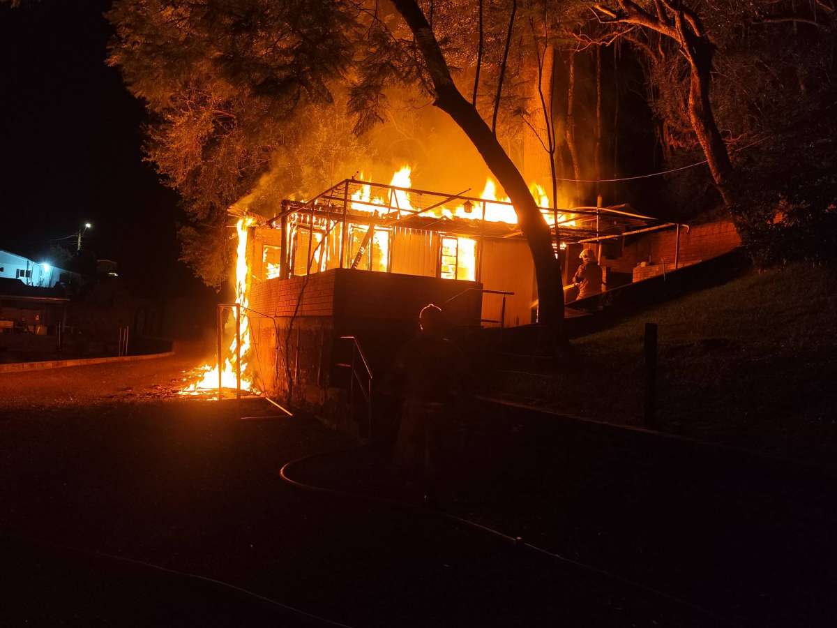 Incêndio atinge salão de festas localizado na ERS-135, em Getúlio Vargas