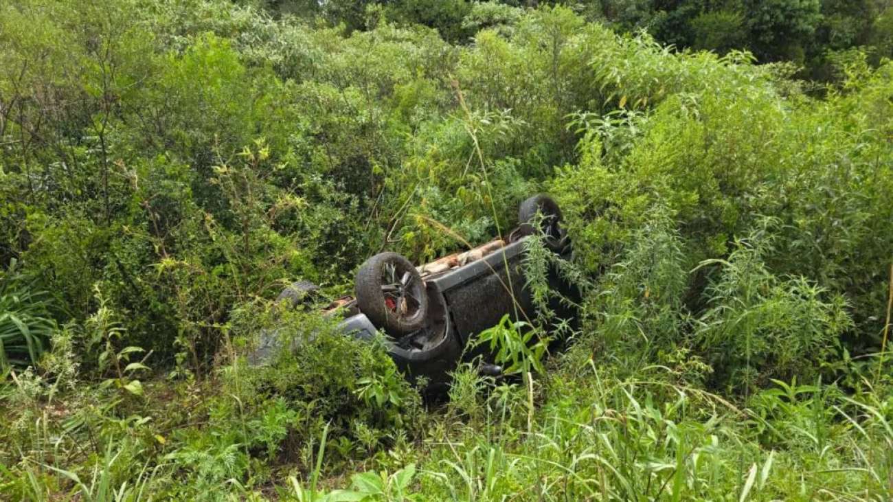 Duas pessoas ficam feridas em capotamento na RSC-153, em Passo Fundo