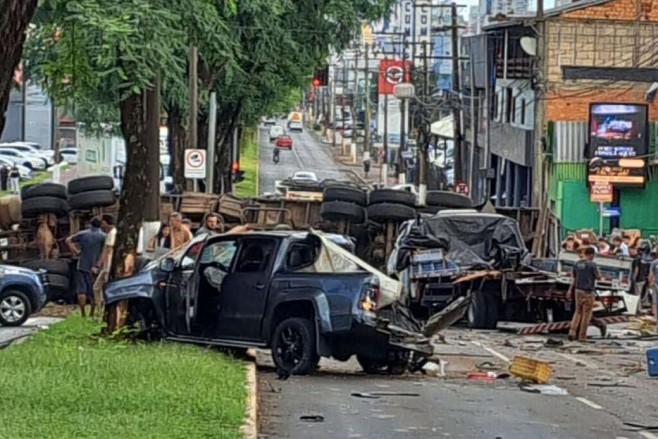 Grave acidente provocado por carreta sem freios envolve diversos veículos em Chapecó
