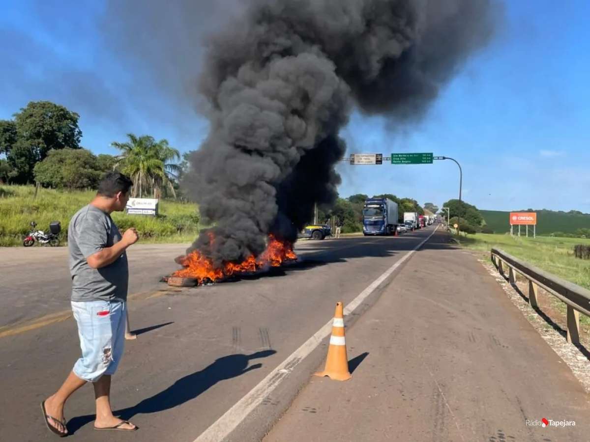 Familiares e amigos protestam na BR-285 após acidente que matou homem e bebê em Carazinho