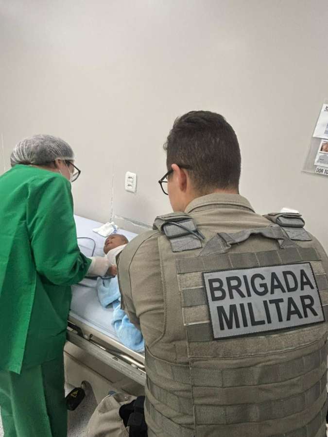Brigada Militar socorre bebê de três meses engasgado após amamentação em Erechim