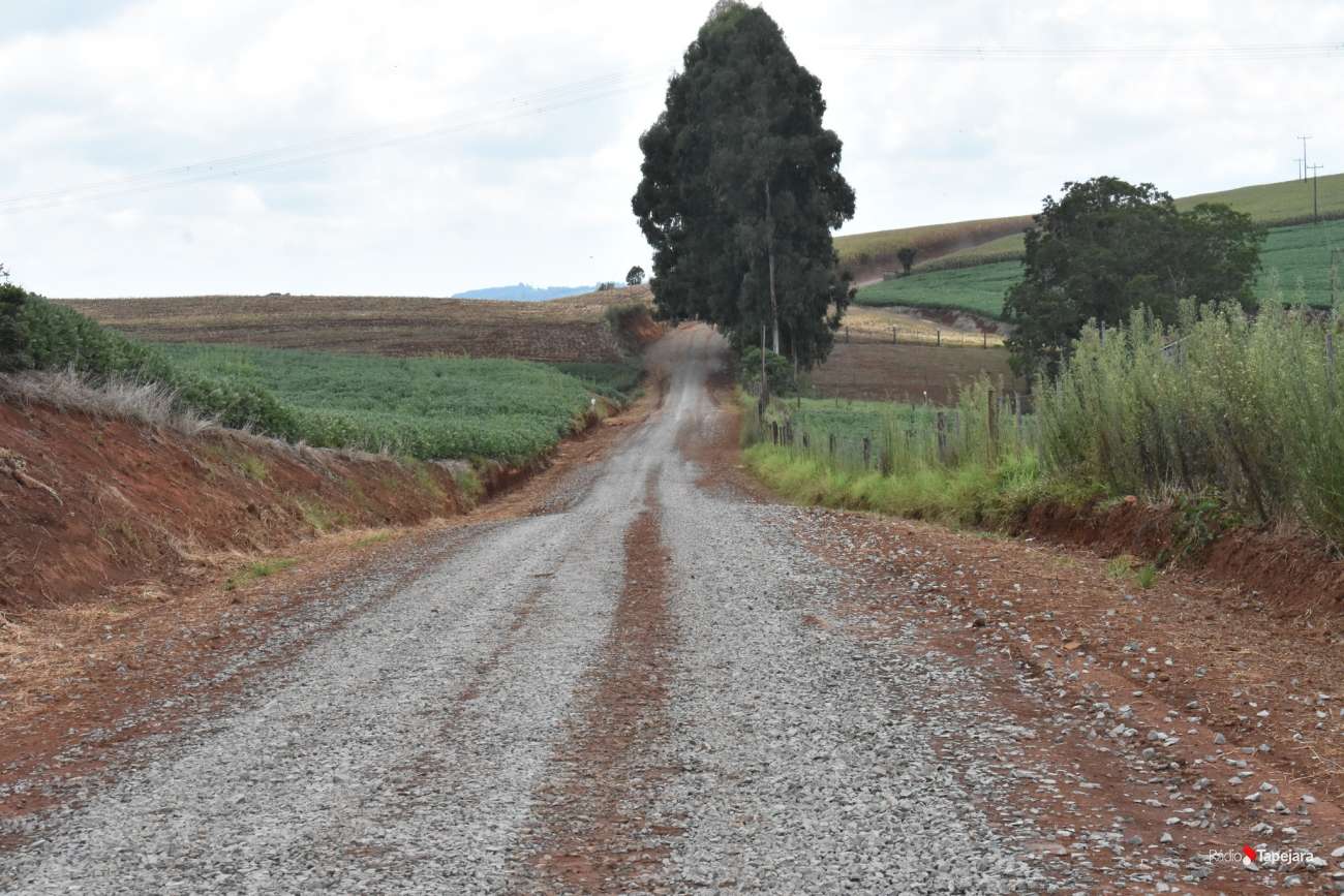 Administração Municipal intensifica manutenção de estradas no interior de Vila Lângaro