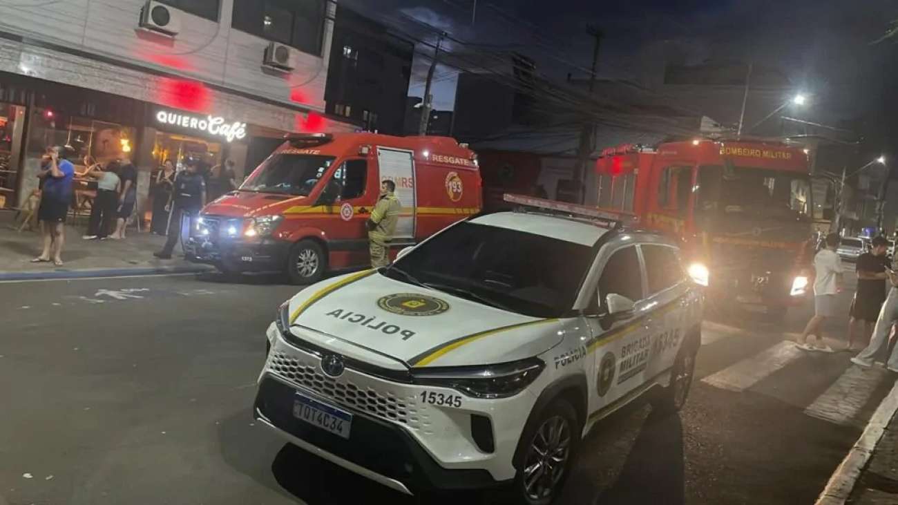 Indivíduo em surto colide contra veículos e invade edifício no Centro de Erechim