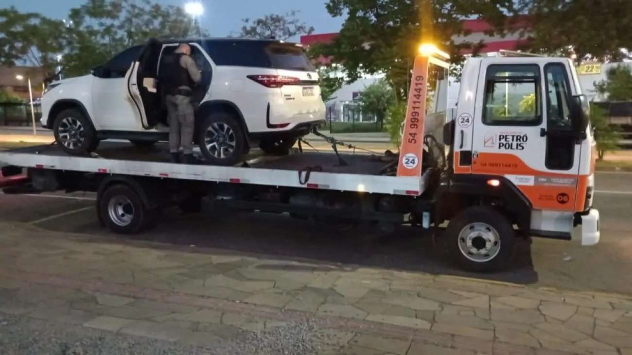 Toyota SW4 furtada no Centro de Passo Fundo é recuperada às margens da ERS-324