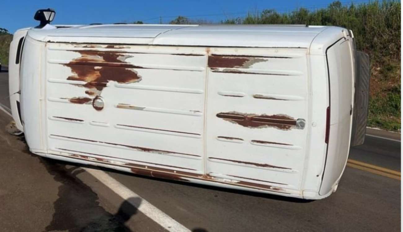 Van carregada com cigarros tomba na BR-285 em Carazinho após tentativa de desvio