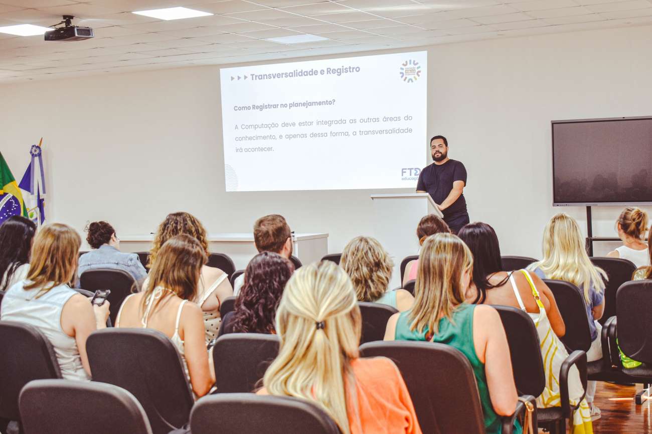 Professores de Ibiaçá participam de formação sobre tecnologia e inovação na educação