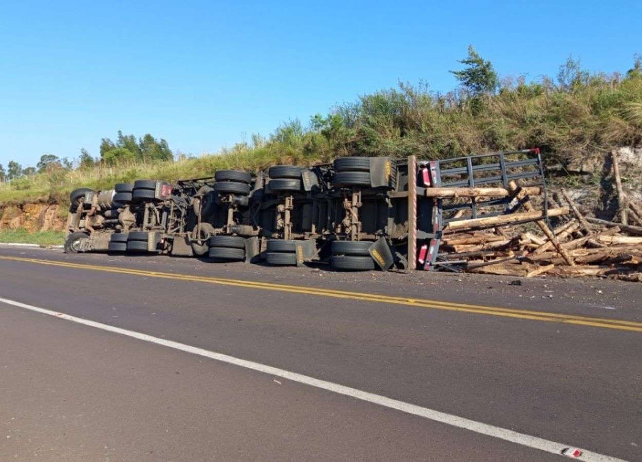 Caminhão tomba na BR-285 em Muitos Capões