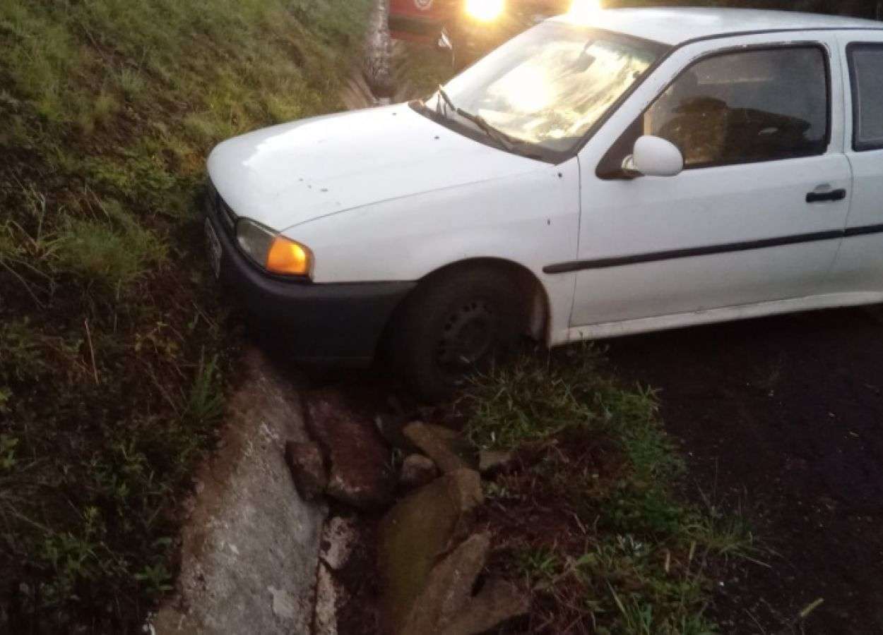 Veículo é encontrado abandonado após saída de pista em Lagoa Vermelha