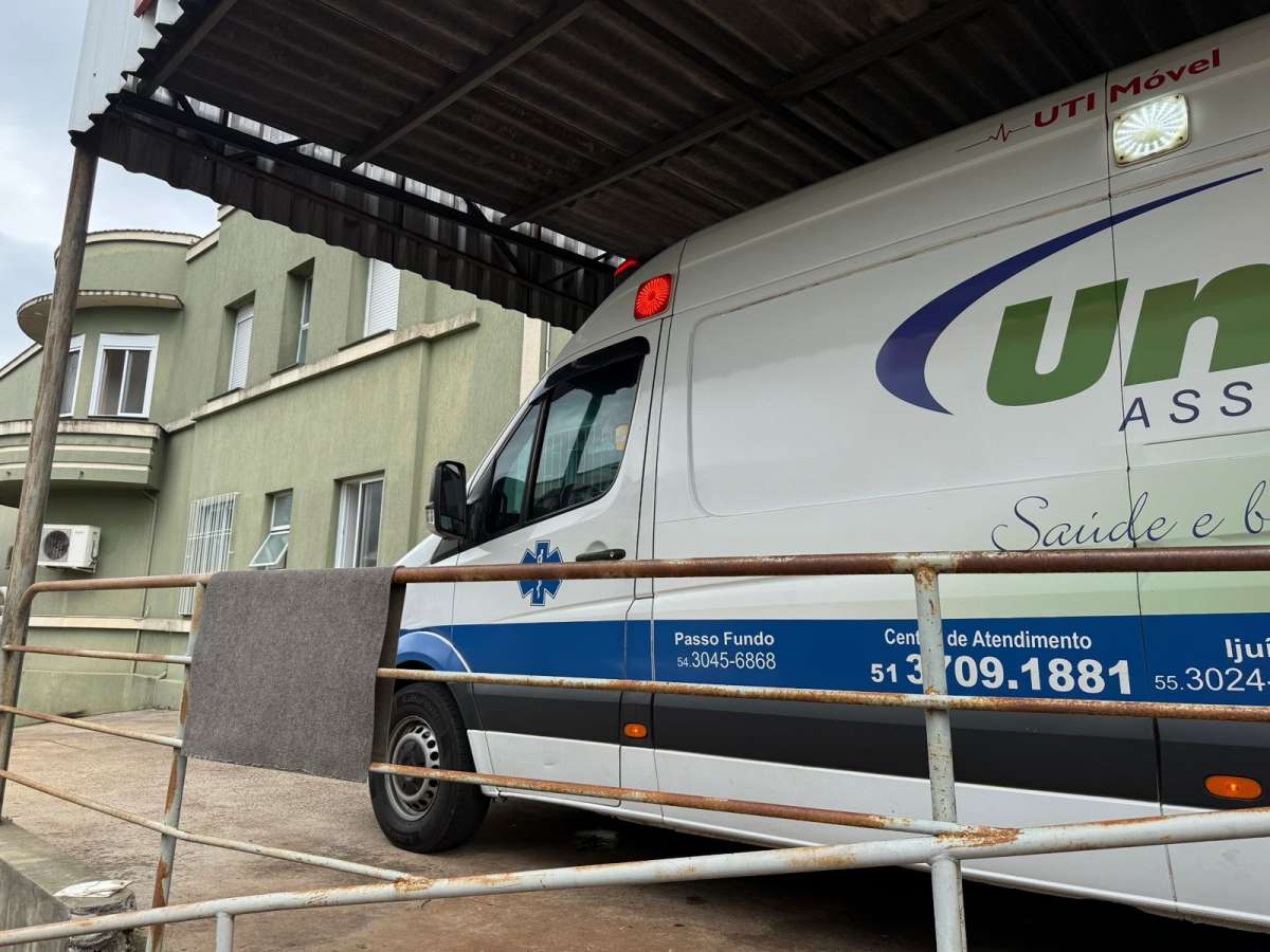 Trabalhador fica em estado grave após cair de telhado, em Estação